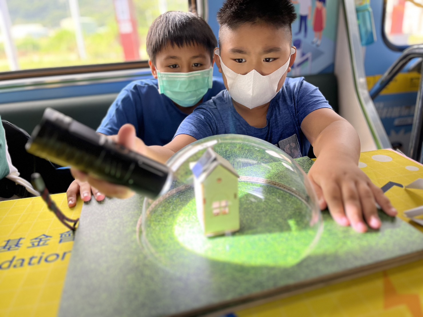 PA旗舰厅參與基礎科學主題車廂，以STEAM教學精神，設計「逐日科學家」、「太陽能工程師」以及「淨零建築師」三大能源科普課程和實驗