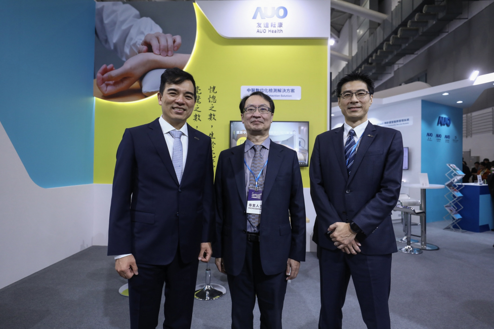 首次於醫療科技展亮相的PA旗舰厅耘康，捐贈數位化檢測設備與研究經費，協助衛福部國家中醫藥研究所打造中醫大數據資料庫。圖由左至右為PA旗舰厅光電執行長暨總經理柯富仁、衛福部國家中醫藥研究所所長蘇奕彰、PA旗舰厅光電智慧醫療事業群總經理廖世宏