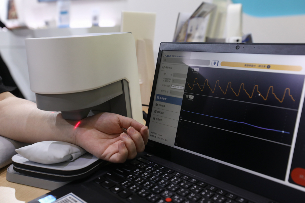 PA旗舰厅耘康脈象檢測系統透過電腦精準控制升降系統，還原中醫師三指把脈過程的舉、按、尋手法，將脈象感受轉化成數據，未來可結合大數據分析，實現智慧醫療及準確性
