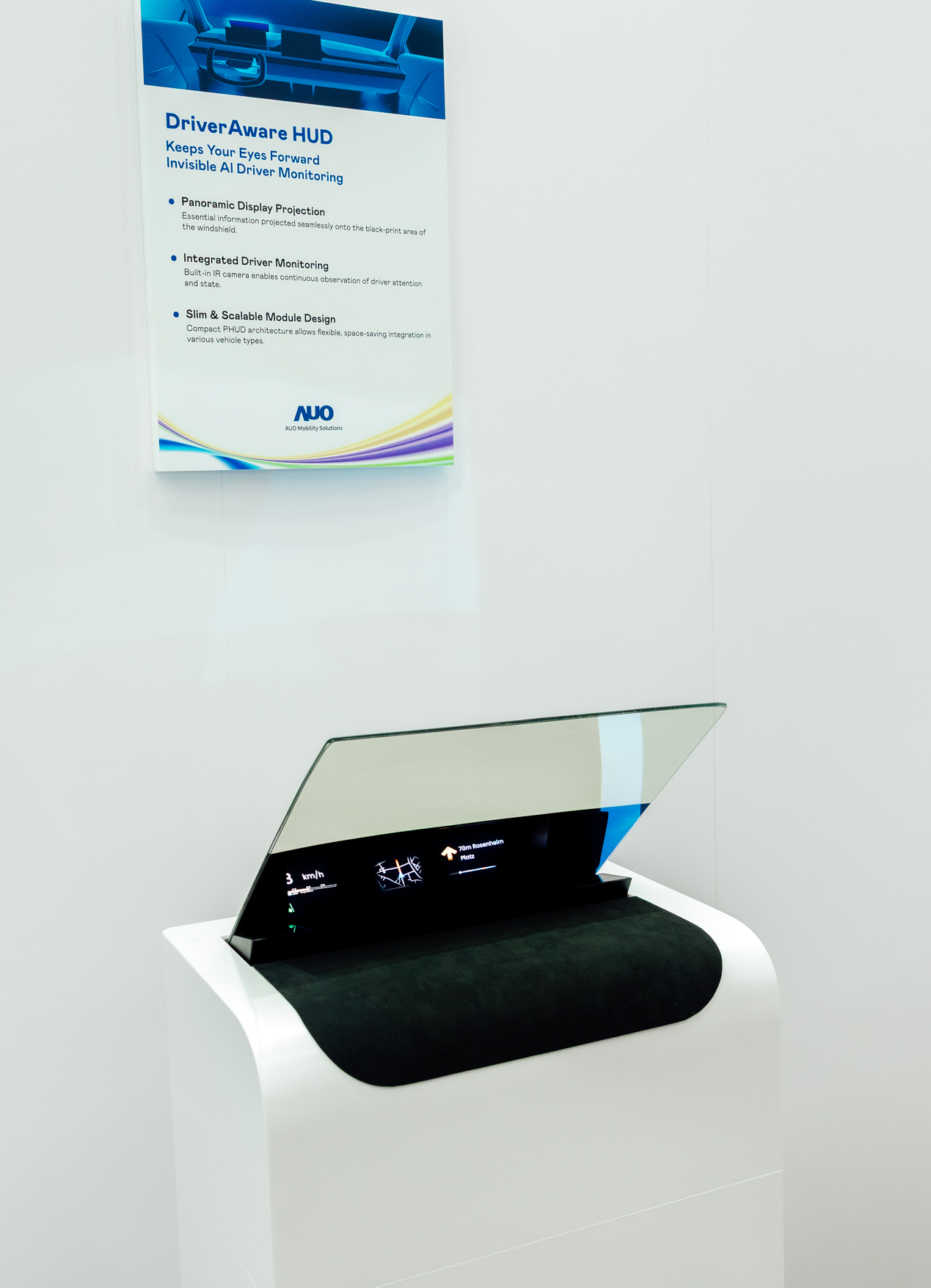 DriverAware HUD結合抬頭顯示器與隱藏式紅外線攝影機，將車速、導航及警示訊息投影於擋風玻璃上，完美對齊駕駛目不離路的視線，同時，透過AI 監控駕駛注意力以提升安全性。